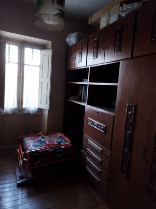 Estantería de madera antigua