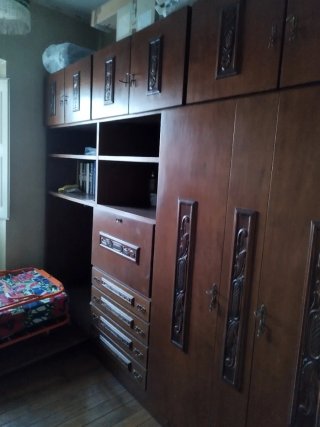 Estantería de madera antigua