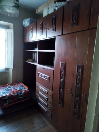 Estantería de madera antigua