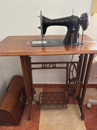 Máquina de coser Alfa antigua