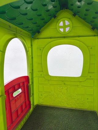 Casita de jardín infantil con tobogán