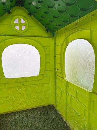 Casita de jardín infantil con tobogán