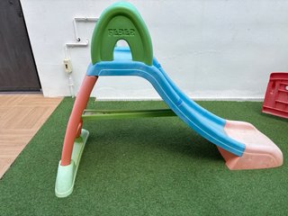 Casita de jardín infantil con tobogán