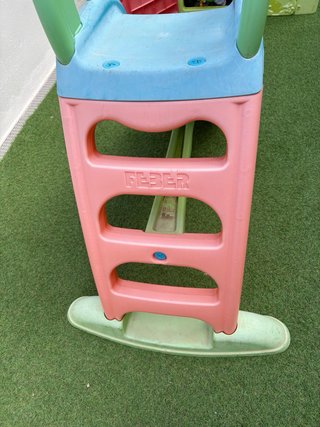 Casita de jardín infantil con tobogán