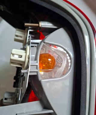 PILOTO TRASERO DERECHO MERCEDES A210
