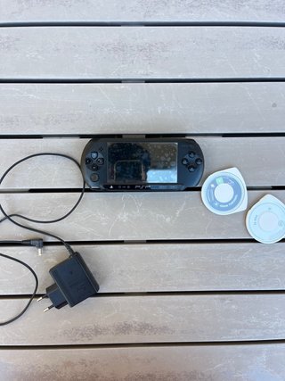 PSP Nera + Caricatore e 2 Giochi
