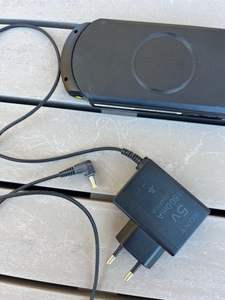 PSP Nera + Caricatore e 2 Giochi