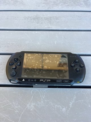 PSP Nera + Caricatore e 2 Giochi