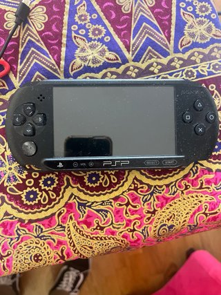 PSP Negra + Cargador y 2 Juegos