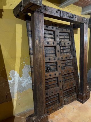 Puerta de madera de teca maciza