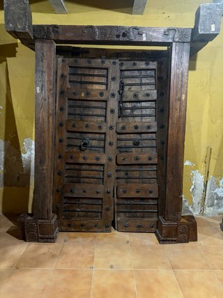 Puerta de madera de teca maciza