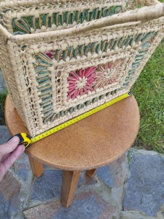 Cesta de mimbre decorada