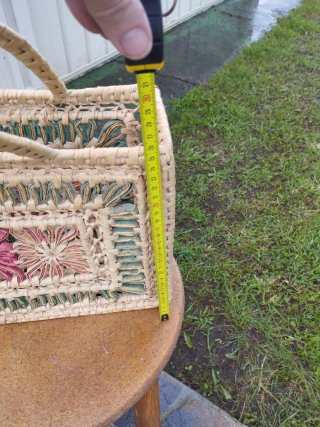 Cesta de mimbre decorada
