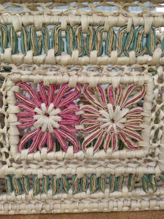 Cesta de mimbre decorada