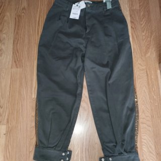 Pantalón vaquero verde militar con pedrería