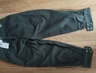 Pantalón vaquero verde militar con pedrería