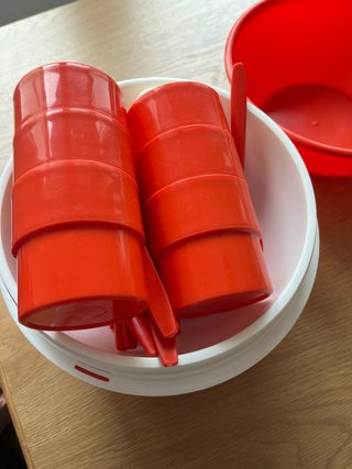 Set di stoviglie da picnic in plastica rossa