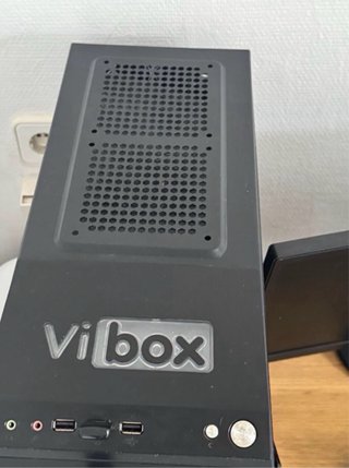 PC Vibox con 3 monitores