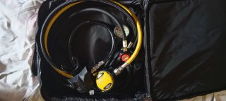 Equipo de buceo, reguladores y chaleco.