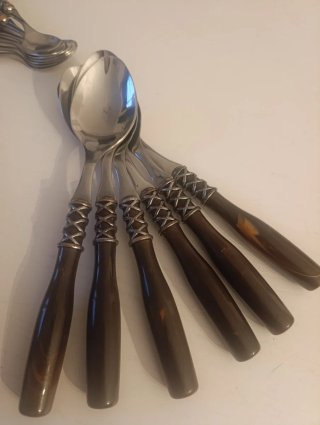 Set di posate in plastica e metallo