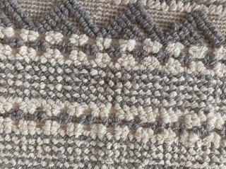Alfombra tejida beige y gris