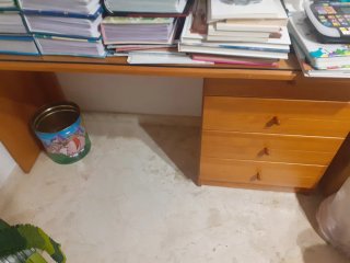 Escritorio de pino con cajones