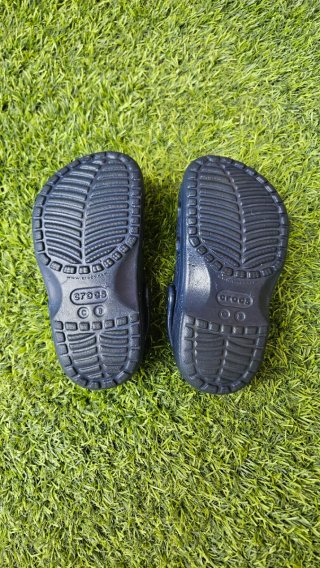 Crocs niño C8 ( talla 24/25) con adornos de la Pat