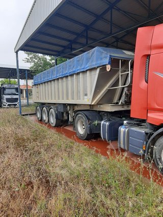 Camión y bañera áridos