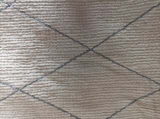 Alfombra de tela beige y gris