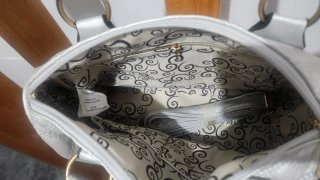 Bolso plateado acolchado