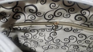 Bolso plateado acolchado