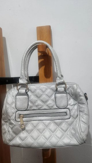 Bolso plateado acolchado