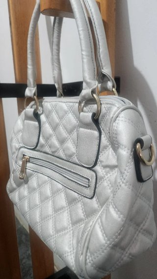 Bolso plateado acolchado