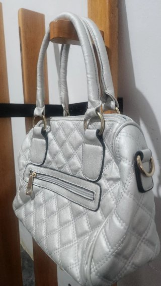 Bolso plateado acolchado