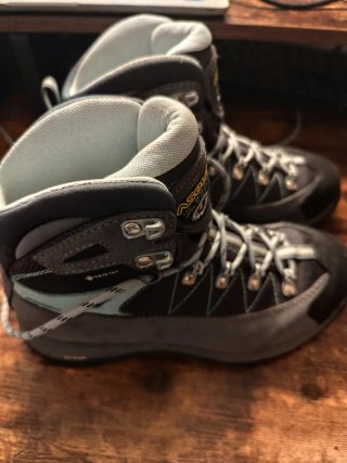 Botas de montaña ASOLO grises y negras