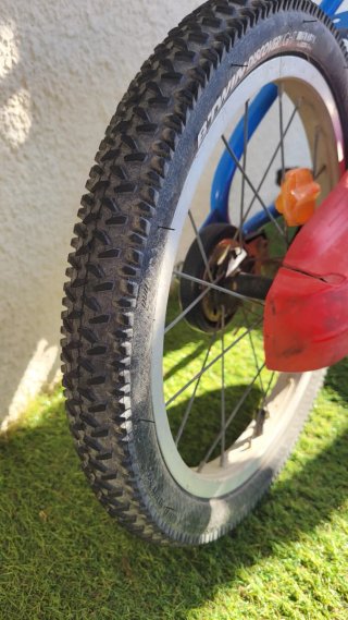Bici B'Twin Super T Azul y Roja