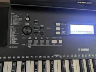 Teclado Yamaha PDR-E373 con soporte y pedal