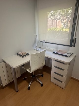 Escritorio, cajonera y silla de oficina