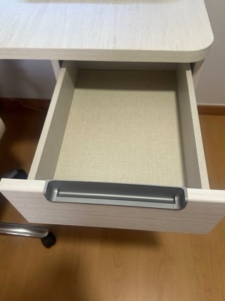 Escritorio, cajonera y silla de oficina