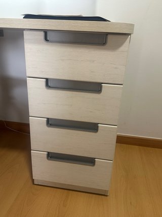 Escritorio, cajonera y silla de oficina