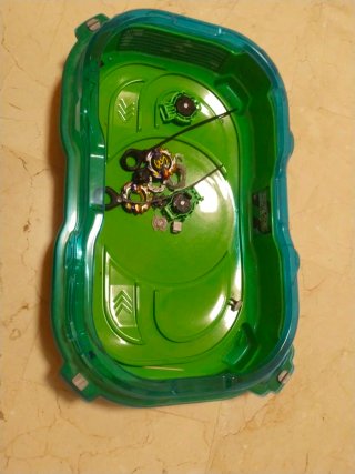 Beyblade Burst Turbo Arena y Beyblades