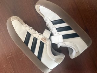 Zapatillas Adidas Velcro Blancas y Marrones