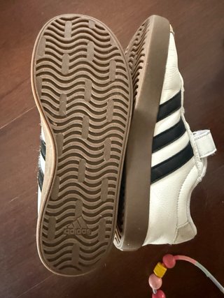 Zapatillas Adidas Velcro Blancas y Marrones