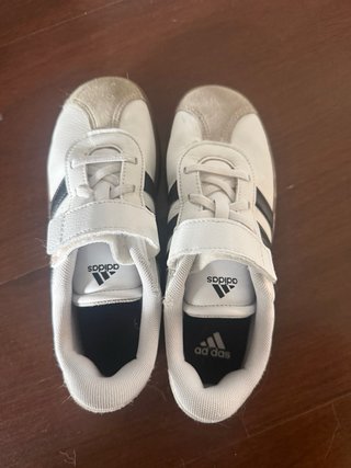 Zapatillas Adidas Velcro Blancas y Marrones