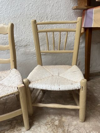 Silla de madera con asiento de yute