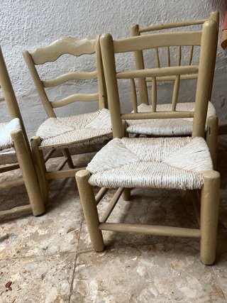 Silla de madera con asiento de yute