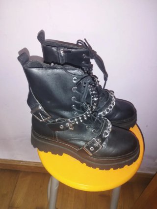 Botines negros con tachuelas y hebillas