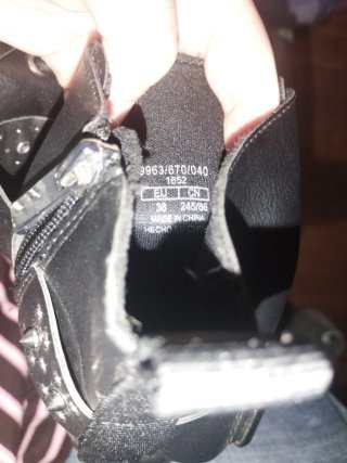 Botines negros con tachuelas y hebillas