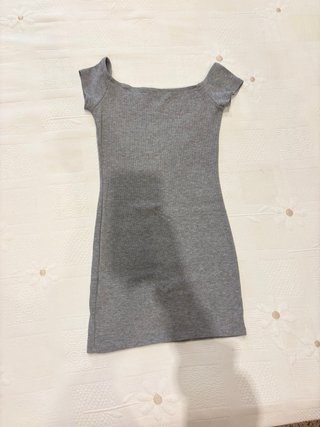 Vestido gris ajustado escote Bardot