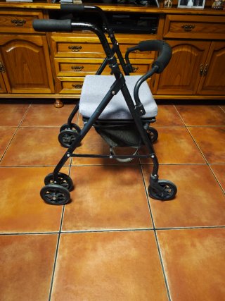 Andador Kmina con asiento
